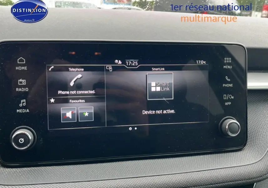 Écran tactile central du tableau de bord de la Skoda Fabia blanche 2025, affichant le menu SmartLink.