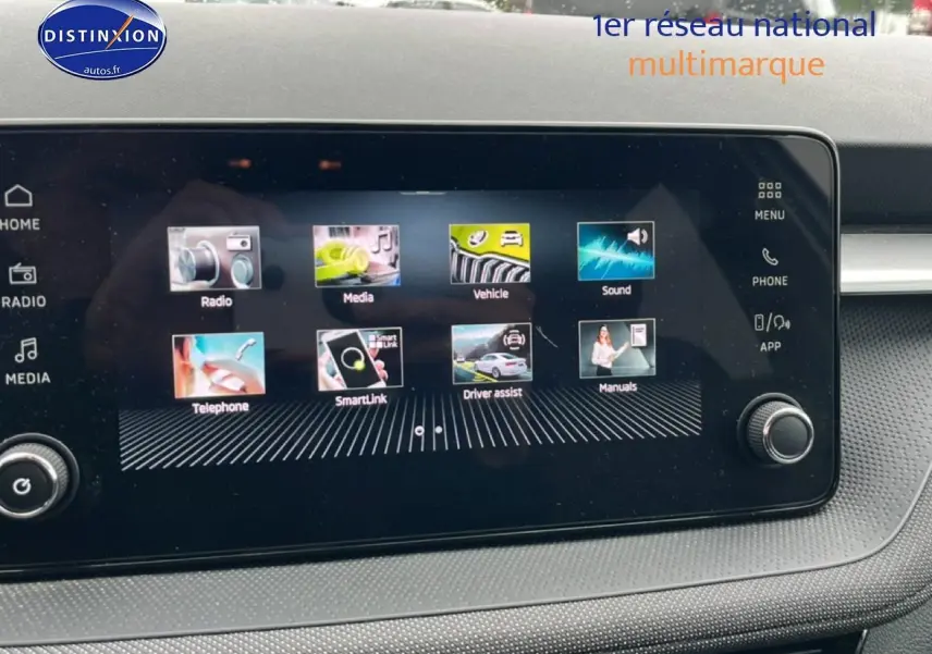 Écran tactile central affichant les options multimédia dans l'habitacle d'une Skoda Fabia blanche 2025.