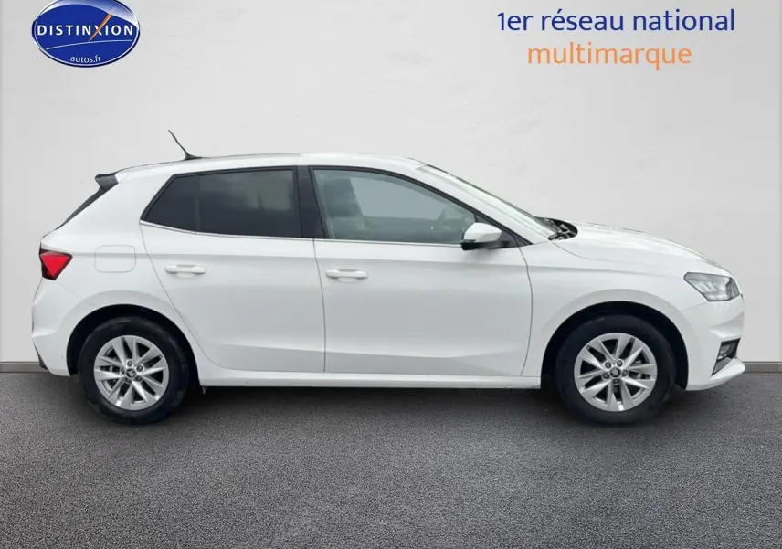Vue de profil côté gauche d'une Skoda Fabia blanche 2025 avec jantes alliage et vitres teintées.