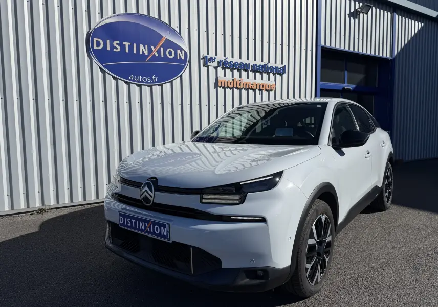 Citroën C4 Hybrid blanc Okenite vue 3/4 avant droit, avec calandre distinctive et jantes bi-ton noires.