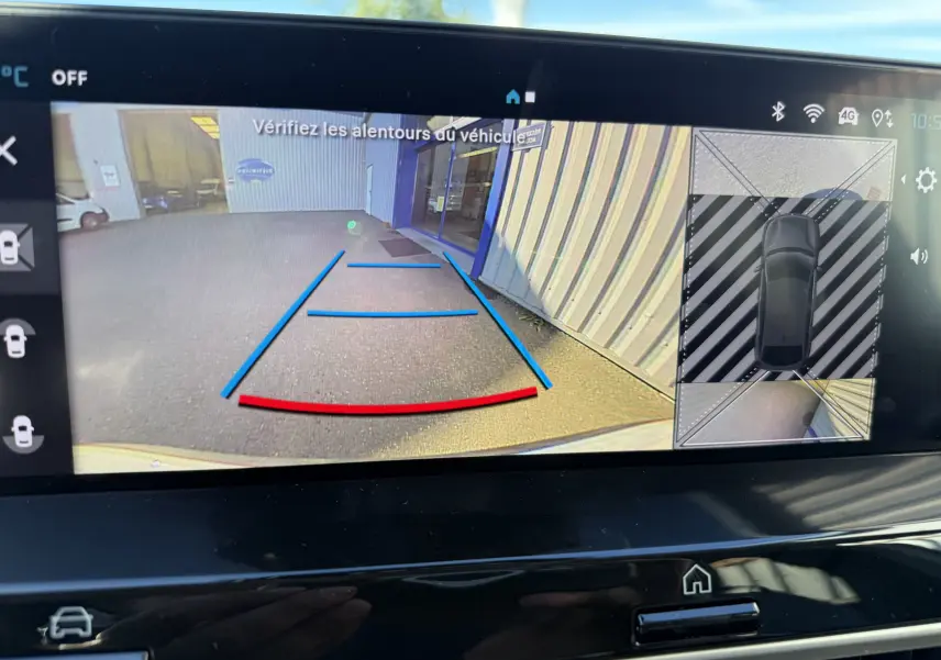 Affichage de la caméra de recul et vue 360 sur l'écran intérieur de la Citroën C4 Hybrid blanche, guidage de stationnement visible.