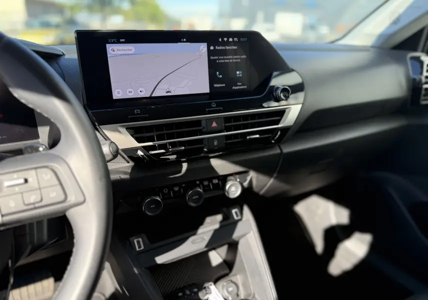 Vue intérieure du tableau de bord et écran tactile central de la Citroën C4 Hybrid 145 CH 2025 en blanc Okenite.
