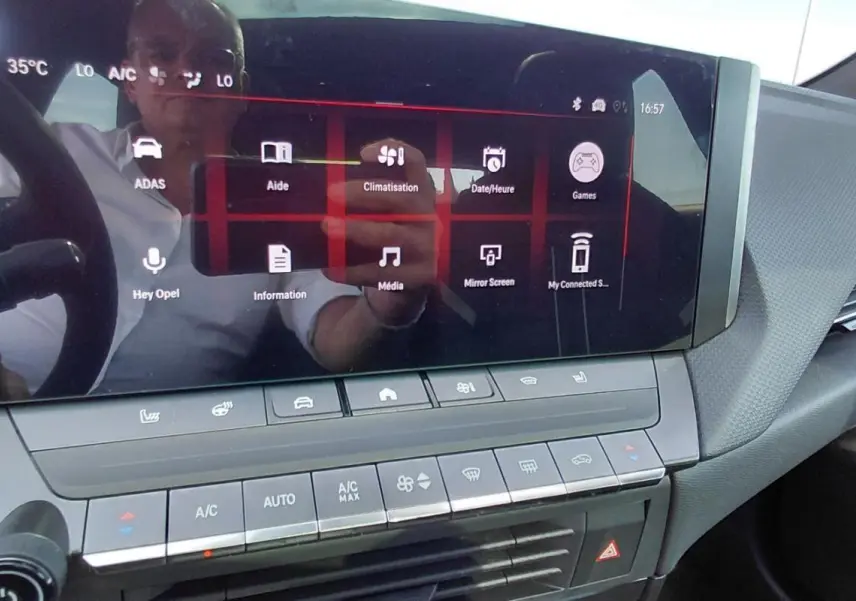 Vue rapprochée de l’écran tactile central et de la console de l’Opel Astra 2025, intérieur moderne gris.