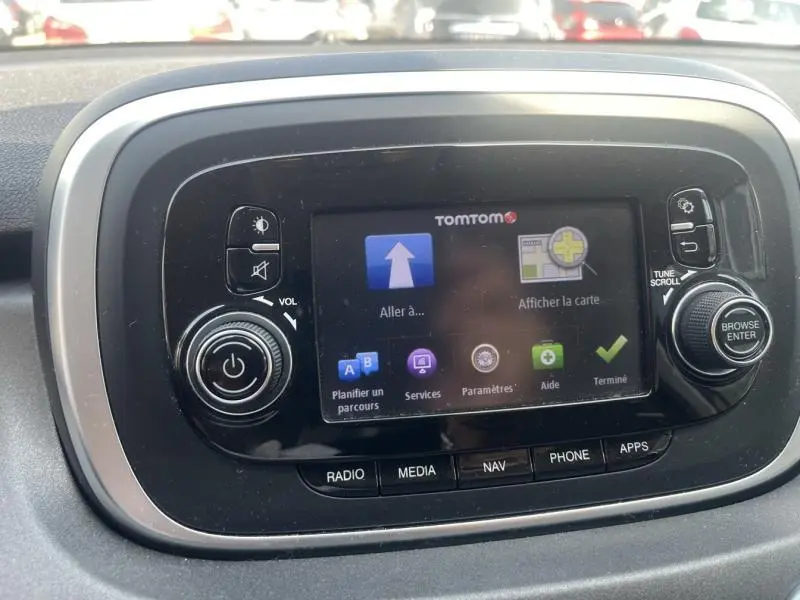 Écran tactile central du système de navigation TomTom dans une Fiat 500X, vue rapprochée du tableau de bord.