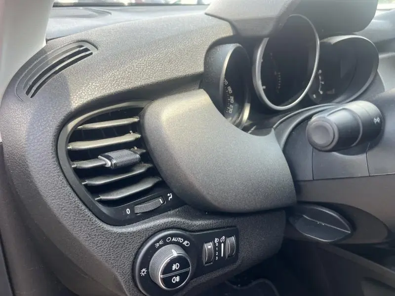 Détail du tableau de bord côté gauche du Fiat 500X 2015 avec commandes d'éclairage et aérateur noir mat.