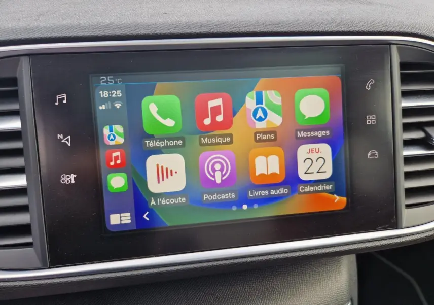 Écran tactile central du Peugeot 308 2018 affichant les applications Apple CarPlay dans un intérieur noir.
