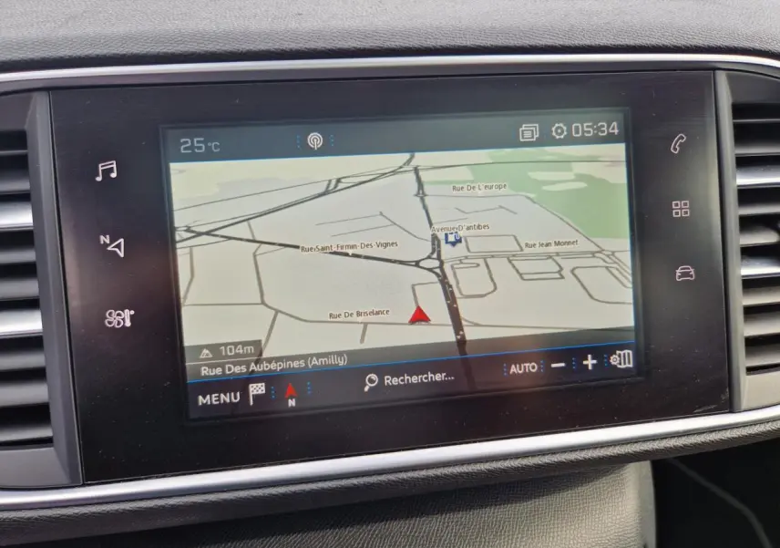 Écran tactile du système de navigation Peugeot 308 gris Artense affichant une carte avec itinéraire à 5h34.