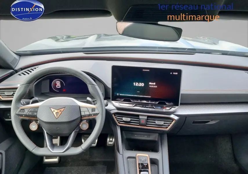 Intérieur avant du CUPRA Formentor 2025 gris magnétique, volant sport cuir et écran tactile central visible.