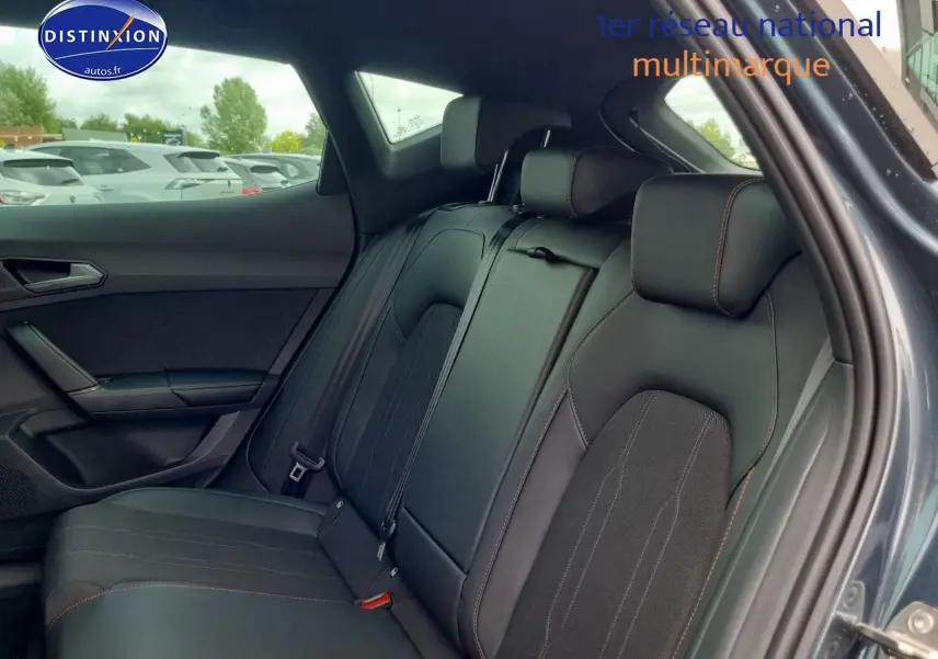 Vue intérieure côté droit sur la banquette arrière en cuir noir du CUPRA Formentor gris magnétique 2025