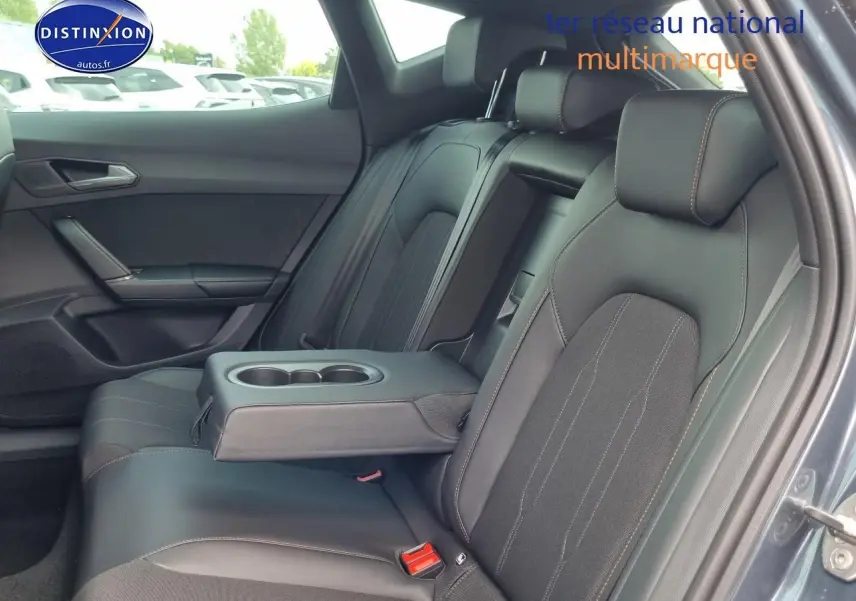 Vue intérieure côté droit des sièges arrière en cuir noir avec accoudoir central rabattable du CUPRA Formentor gris magnétique 2025.