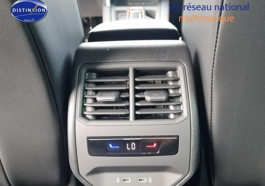 Gros plan sur la console arrière du CUPRA Formentor 2025, montrant les aérateurs et commandes climatisation tri-zone.