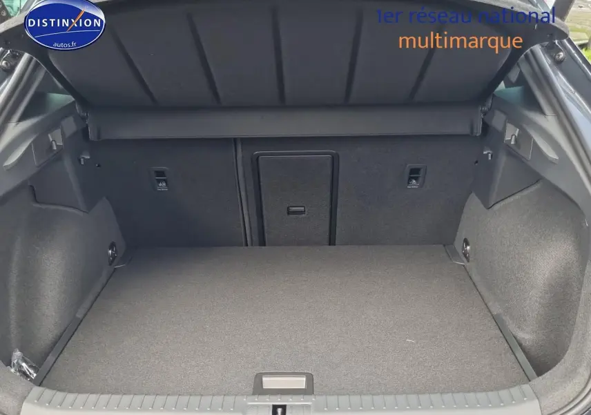 Coffre ouvert du CUPRA Formentor 1.5 etsi hybrid 2025 en gris magnétique, vue arrière avec banquette rabattable.