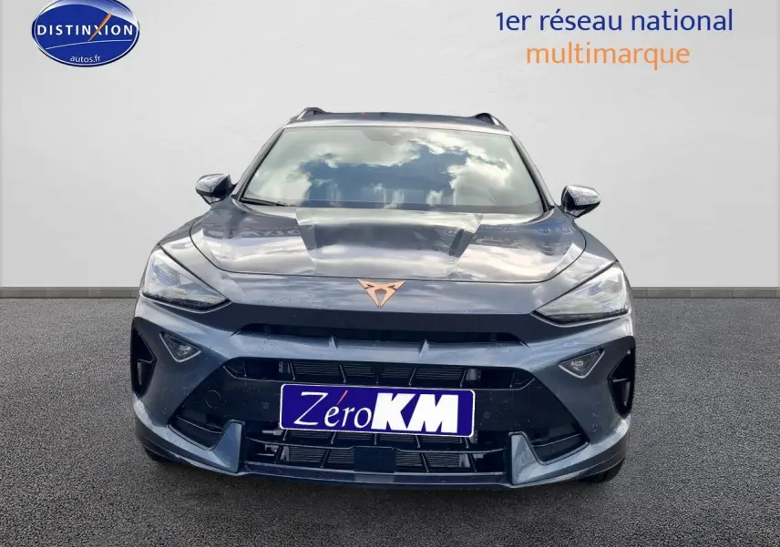 Vue frontale d'un CUPRA Formentor 1.5 etsi hybrid gris magnétique avec logo cuivré et calandre agressive.