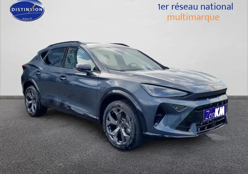 Vue 3/4 avant du CUPRA Formentor gris magnétique avec jantes alu 18 pouces et calandre noire distinctive.