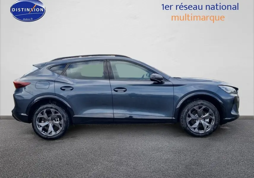 Profil droit du CUPRA Formentor 1.5 etsi hybrid 2025 en gris magnétique avec jantes alu 18 pouces.