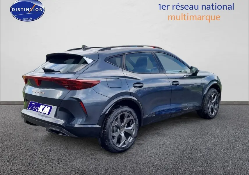 Vue 3/4 arrière droite du CUPRA Formentor gris magnétique avec jantes alu 18 pouces et feux arrière LED distinctifs.