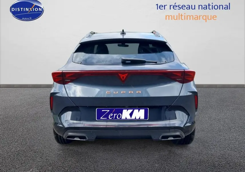 Vue arrière du CUPRA Formentor gris magnétique avec feux LED reliés et double sortie d'échappement intégrée.
