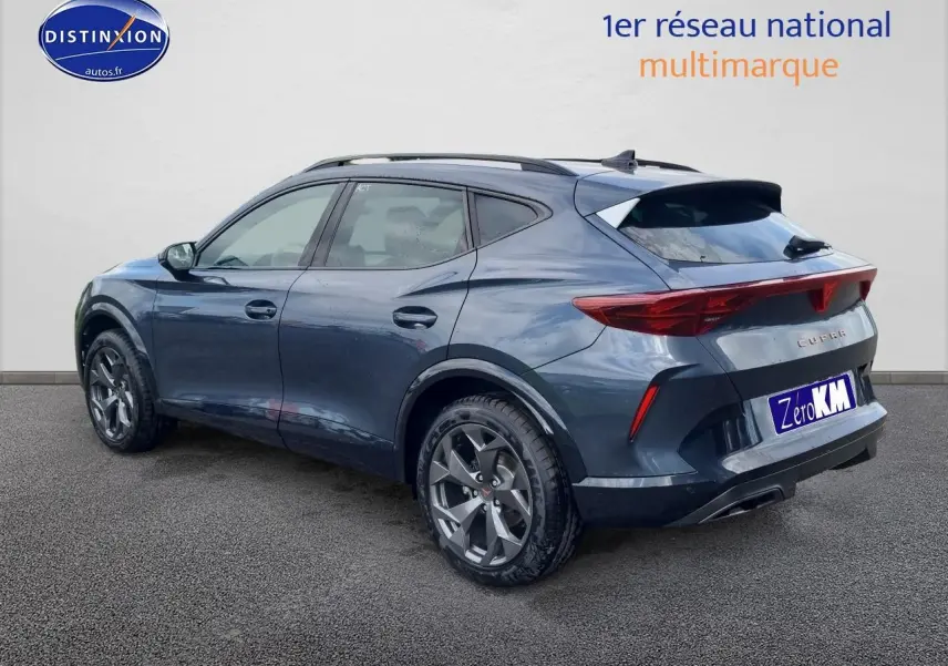 Vue 3/4 arrière droite d'un CUPRA Formentor gris magnétique avec jantes alu 18 pouces et barres de toit.