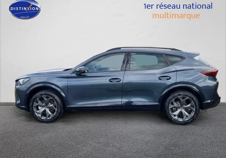 Profil côté gauche du CUPRA Formentor 1.5 etsi hybrid gris magnétique avec jantes alu 18 pouces.