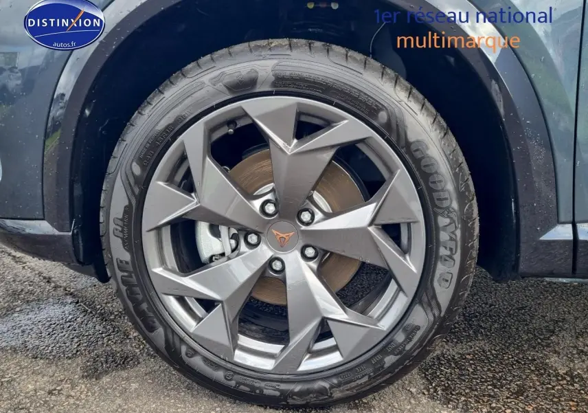 Gros plan sur la roue avant droite d'une CUPRA Formentor 2025 gris magnétique avec jante alu 18 pouces.