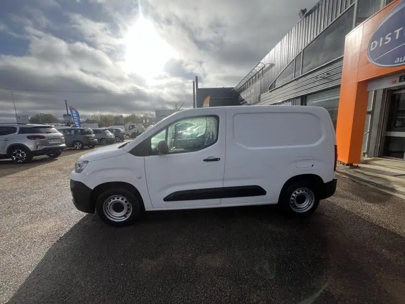 Profil côté gauche du Citroën Berlingo Fourgon blanc Banquise 2021 avec porte latérale arrière visible en extérieur.