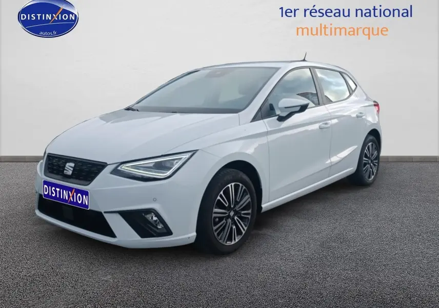 Vue 3/4 avant droite d'une SEAT Ibiza blanc nevada avec jantes alliage et phares LED triangulaires.