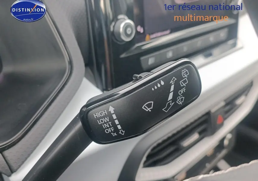 Gros plan sur la commande des essuie-glaces dans l’habitacle blanc de la SEAT Ibiza 1.0 TSI 95 Copa.