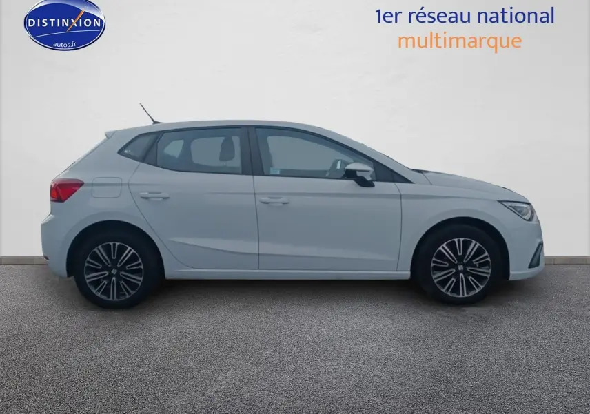 Profil droit d'une SEAT Ibiza blanc Nevada 2025 avec jantes alliage et rétroviseurs couleur carrosserie.
