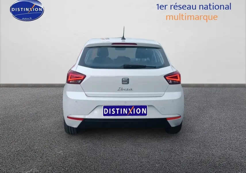 Vue arrière d'une SEAT Ibiza blanc Nevada 2025 avec feux LED triangulaires et logo Ibiza manuscrit sur le hayon.