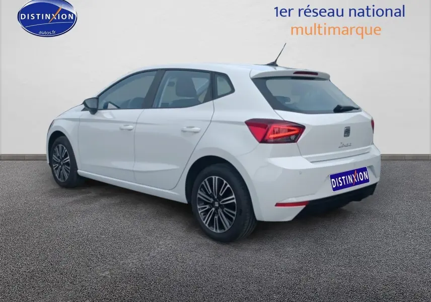 SEAT Ibiza blanc Nevada vue 3/4 arrière droit avec feux LED et jantes alliage 16 pouces design.