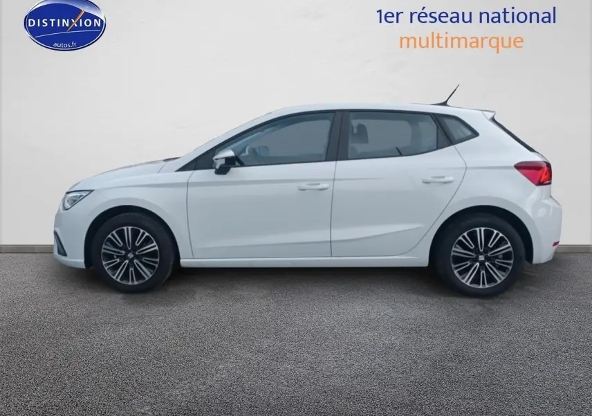 Vue de profil côté gauche d'une SEAT Ibiza blanc Nevada avec jantes alliage 16 pouces sur fond neutre.