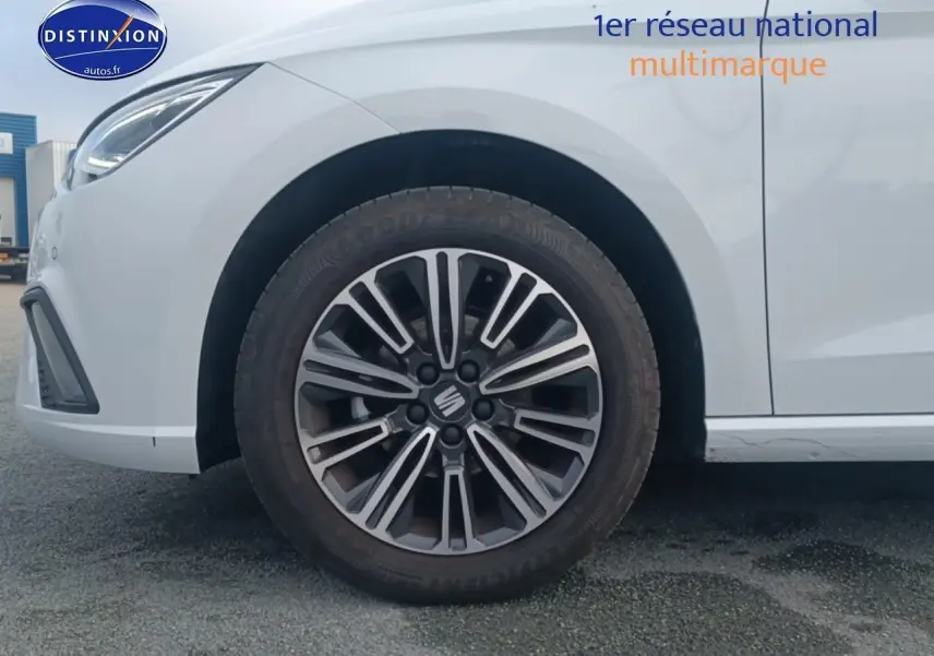 Gros plan sur la roue avant gauche et la partie avant blanche de la SEAT Ibiza 1.0 TSI 95 Copa 2025.