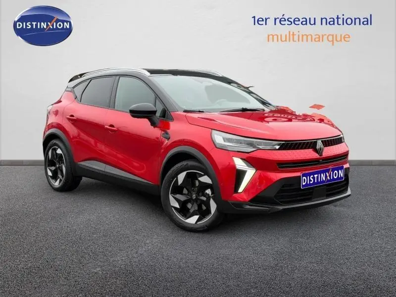 Renault Captur 1.6 E-Tech hybride rouge flamme en 3/4 avant droit avec jantes noires distinctives.