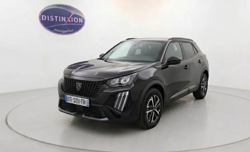 Peugeot 2008 Hybrid 145 e-DCS6 Style noir en 3/4 avant droit, avec calandre noire et feux LED verticaux distinctifs.