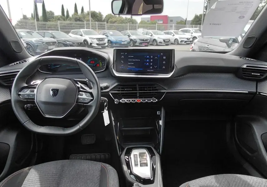 Intérieur noir du Peugeot 2008 Hybrid 145 e-DCS6 Style 2025 vu de face, avec tableau de bord digital et écran tactile central.