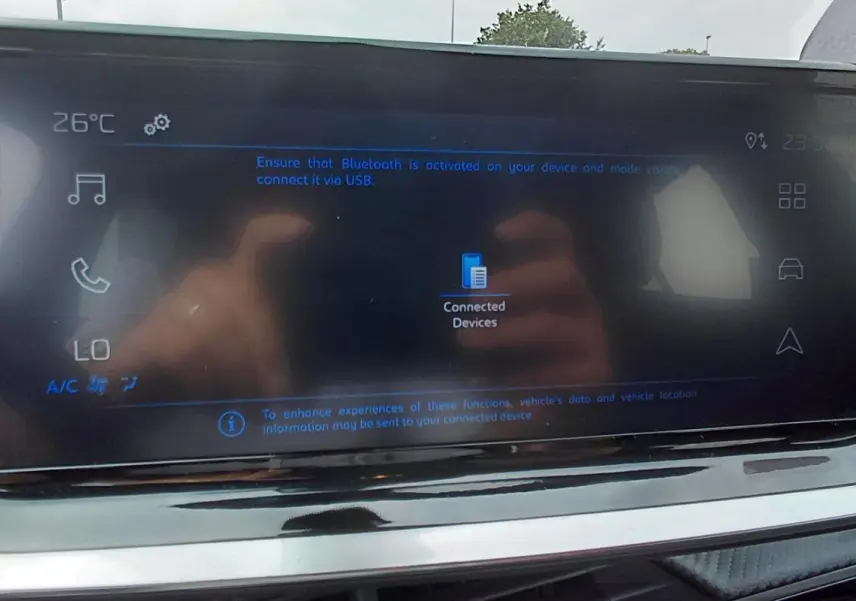 Écran tactile central du tableau de bord du Peugeot 2008 Hybrid 145 Style 2025, affichant la connexion Bluetooth.