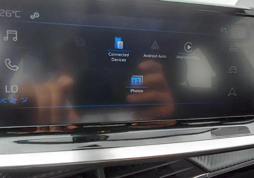 Écran tactile central du Peugeot 2008 Hybrid 145 e-DCS6 Style 2025, affichant les options Android Auto et Apple CarPlay.