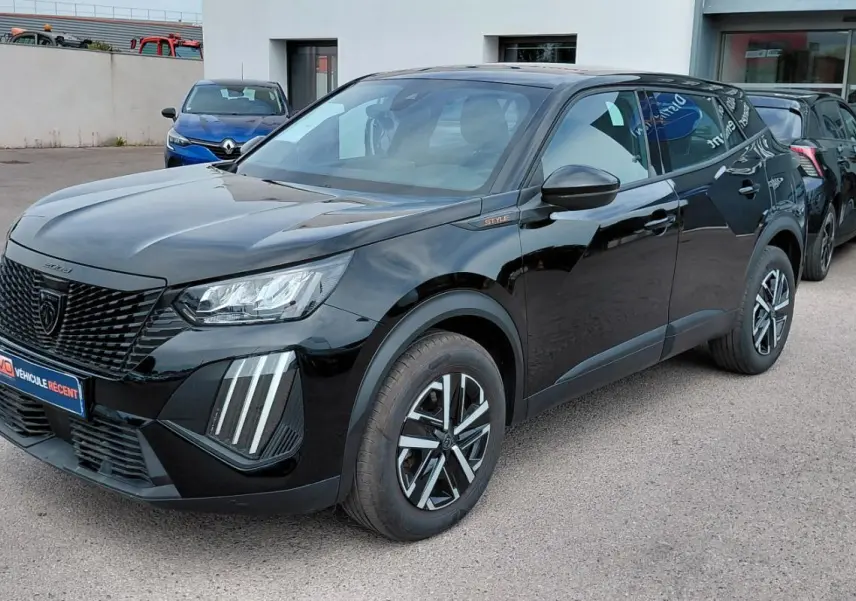 Peugeot 2008 Hybrid 145 e-DCS6 Style noir, vue 3/4 avant droit, avec calandre et feux LED distinctifs.