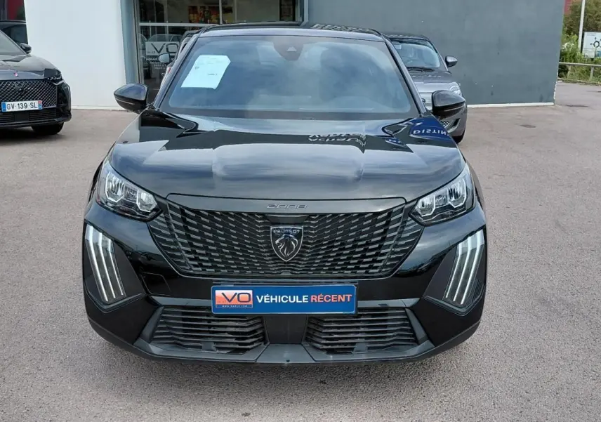 Vue frontale d’un Peugeot 2008 Hybrid 145 e-DCS6 Style noir 2025 avec calandre et feux LED distinctifs.