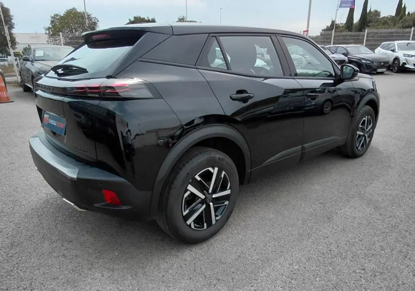 Peugeot 2008 Hybrid 145 noir vue 3/4 arrière droit, avec jantes alliage et feux arrière LED distinctifs.