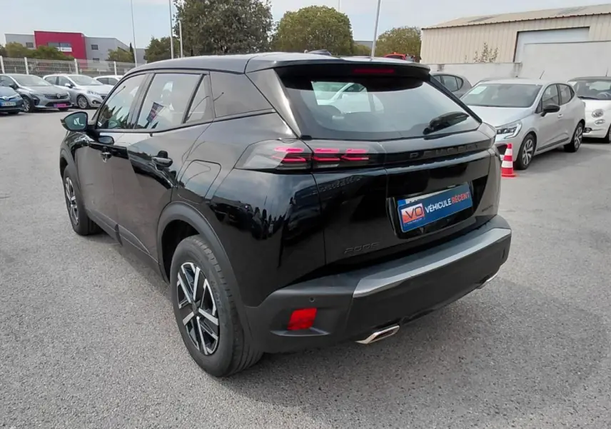 PEUGEOT 2008 Hybrid 145 e-DCS6 Style noir vu en 3/4 arrière droit, avec feux arrière LED et jantes alliage.