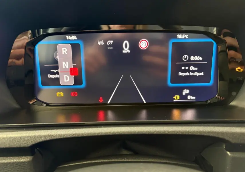 Tableau de bord numérique du Volkswagen Caddy 2025 affichant la vitesse à 0 km/h et diverses alertes.