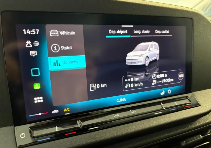 Écran tactile du tableau de bord montrant les données du Volkswagen Caddy gris argent 2025 en vue virtuelle 3/4 avant.