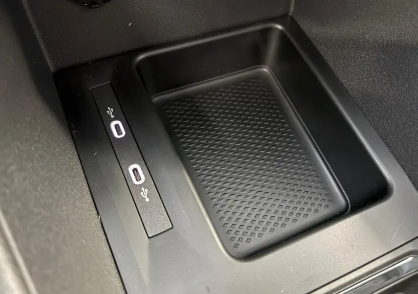 Gros plan sur la console centrale du Volkswagen Caddy 2025 gris argent, montrant deux ports USB-C intégrés.