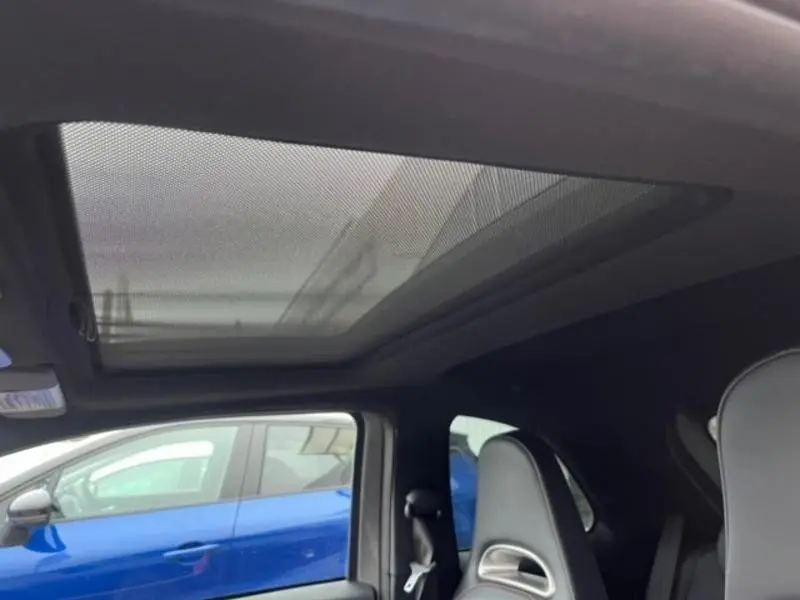 Toit ouvrant panoramique vu de l'intérieur côté gauche d'une ABARTH 500 gris foncé métal de 2013.