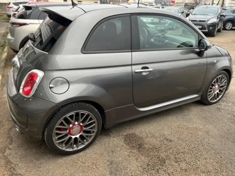 Vue côté droit arrière d'une ABARTH 500 gris foncé métallisé avec jantes alliage et becquet arrière.