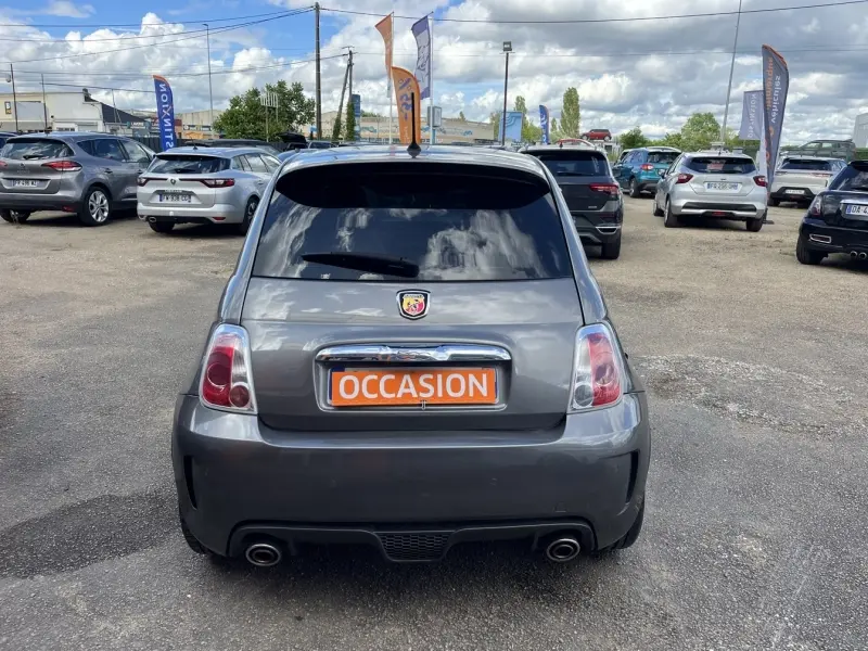 Vue arrière d'une ABARTH 500 gris foncé métallisé avec double sortie d'échappement et logo Abarth visible.