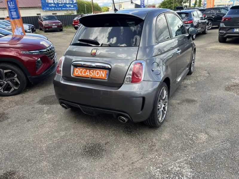 Vue 3/4 arrière droite d'une ABARTH 500 gris foncé métallisé avec double sortie d'échappement et becquet arrière.
