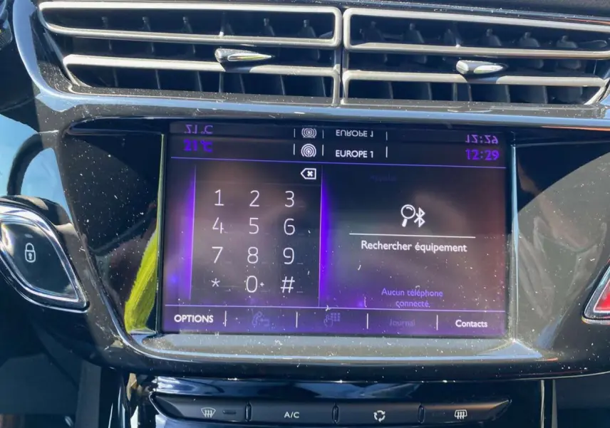 Écran tactile central du système multimédia DS3 2018 affichant la recherche Bluetooth, entouré de commandes de climatisation.