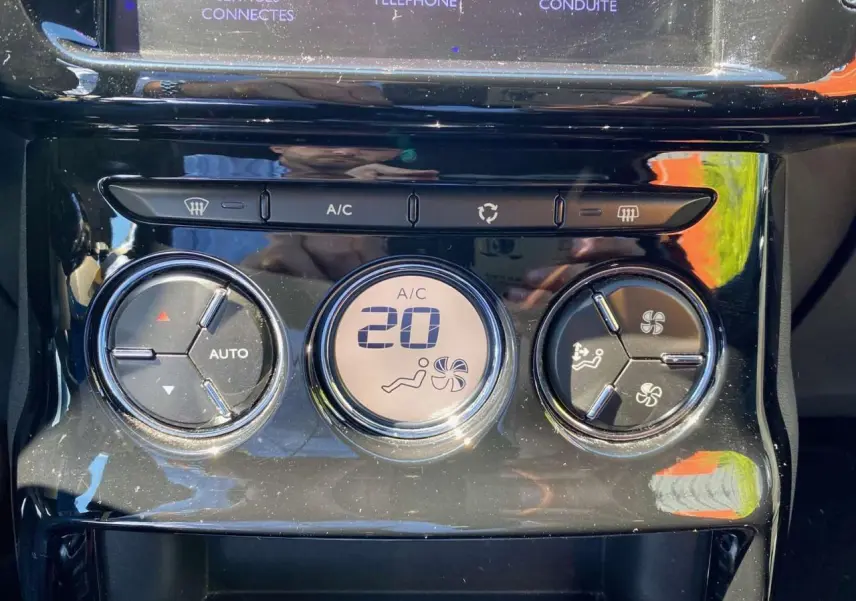 Gros plan sur la commande de climatisation automatique du DS3 2018 avec affichage digital à 20°C.